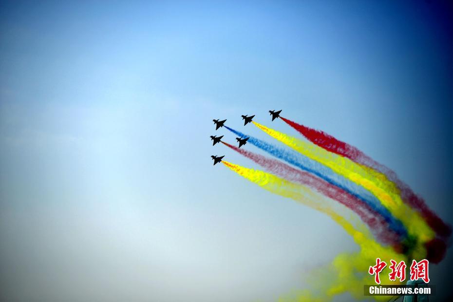 中國(guó)空軍八一飛行表演隊(duì)上演“空中芭蕾”。
