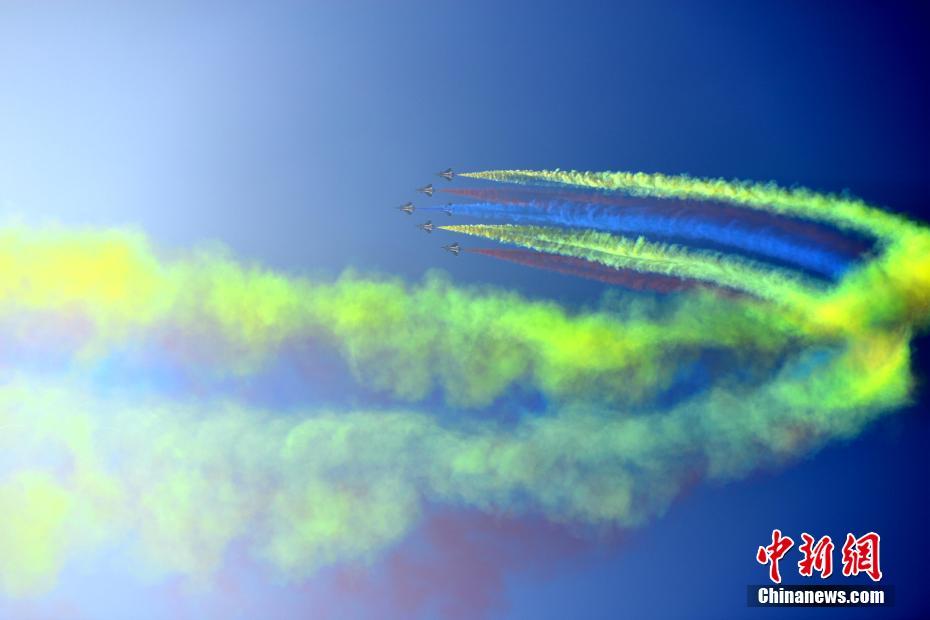 中國(guó)空軍八一飛行表演隊(duì)上演“空中芭蕾”。